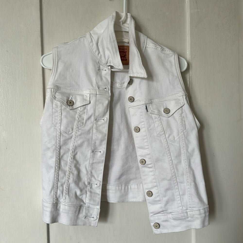 White Levi’s vest , size medium